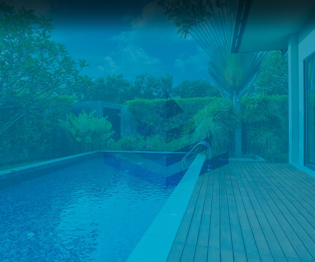 Foto da area externa de uma casa com piscina